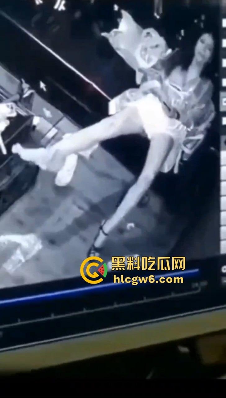 KTV小姐包厢内寂寞自慰全程被拍,无人点单逼痒难耐,一边看小电影一边摸,真怕她拿麦克风塞逼?-8