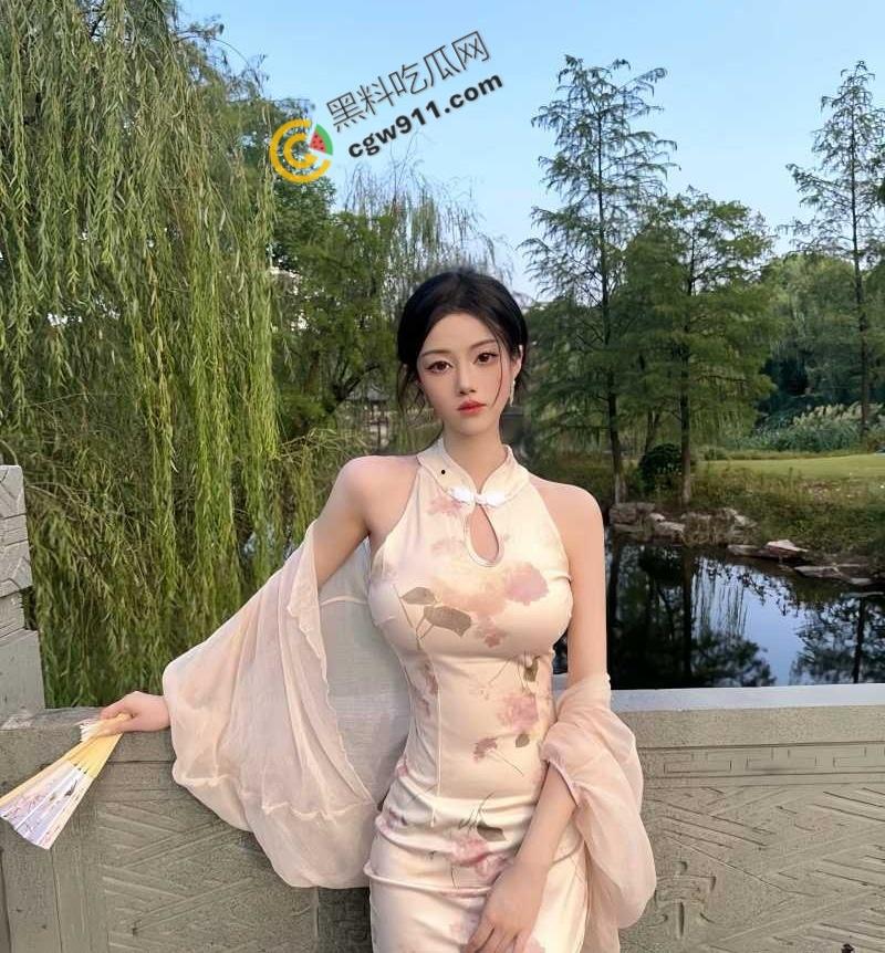 杭州高冷名媛【邢雨涵】人前优雅端人后淫乱，被前男友带去3P，丝袜碎裂，两猛男轮番享受她嫩穴，淫靡至极-1