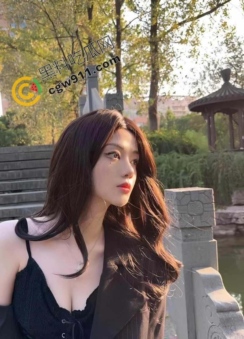 杭州高冷名媛【邢雨涵】人前优雅端人后淫乱，被前男友带去3P，丝袜碎裂，两猛男轮番享受她嫩穴，淫靡至极-3