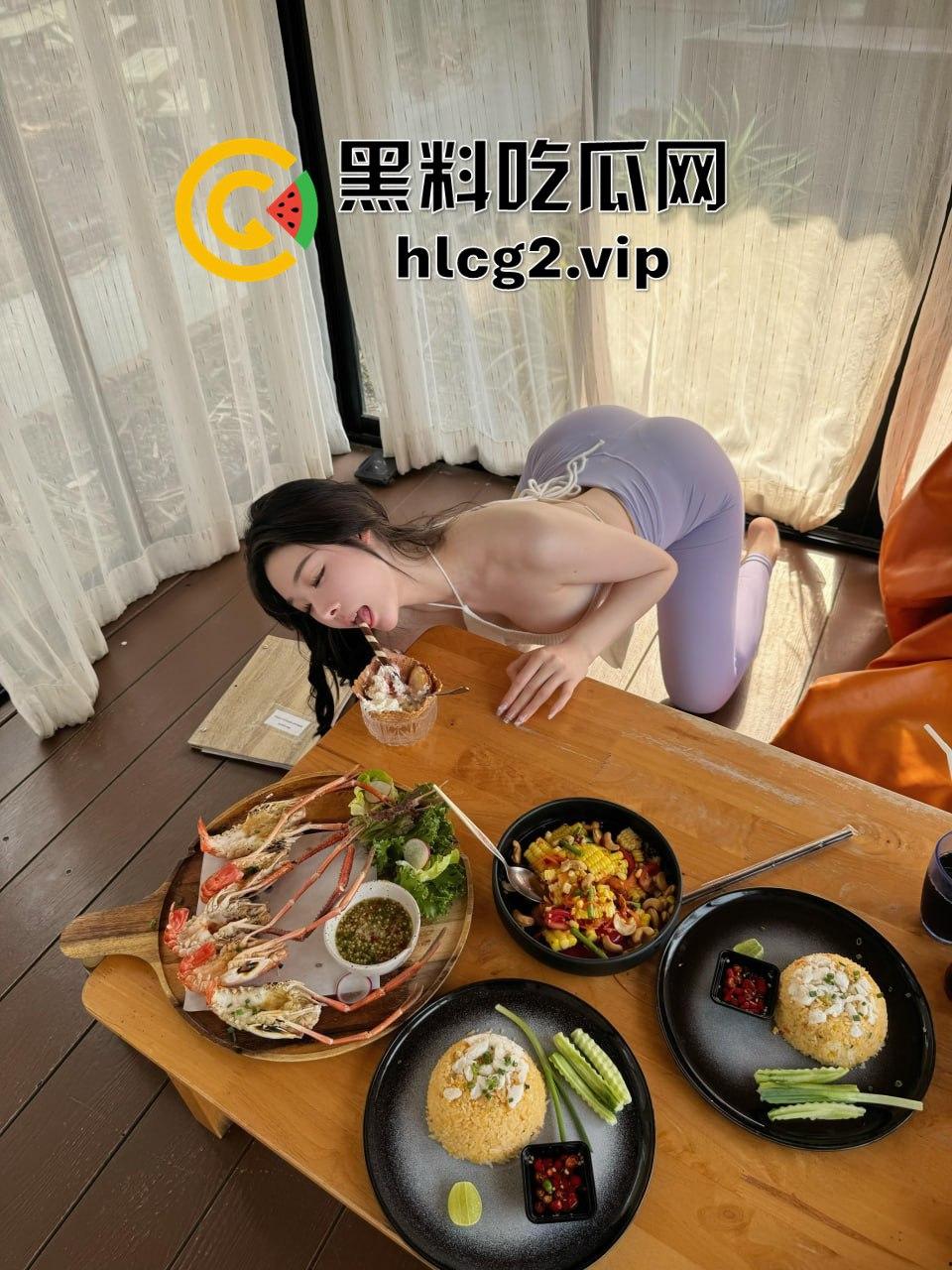 秀人网顶级露出『 逗逗』再爆新作！河边露出大长腿太撩人，盲人推拿让她湿成一片！-1