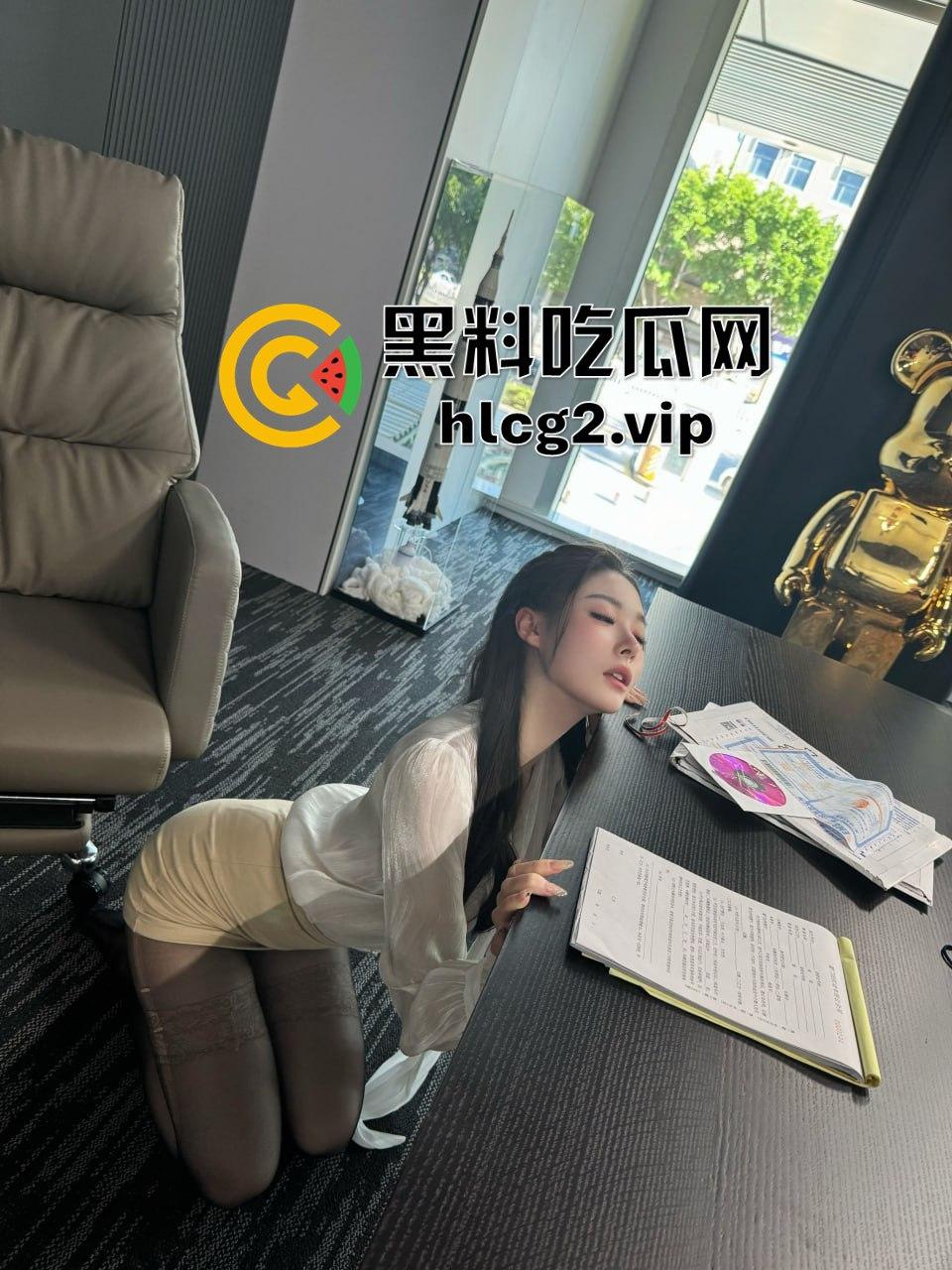 秀人网顶级露出『 逗逗』再爆新作！河边露出大长腿太撩人，盲人推拿让她湿成一片！-6