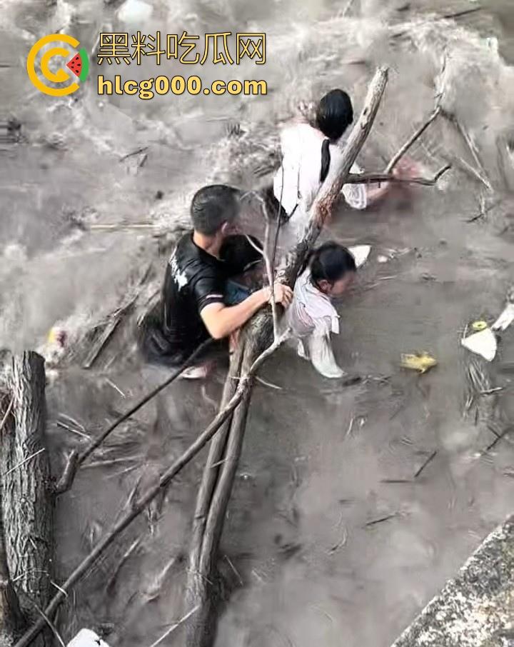 好悬啊！杭州闻堰突然大潮，小朋友在河边玩，未及时发觉被洪水冲走，还好及时抓住了树枝解救，险象环生！-1