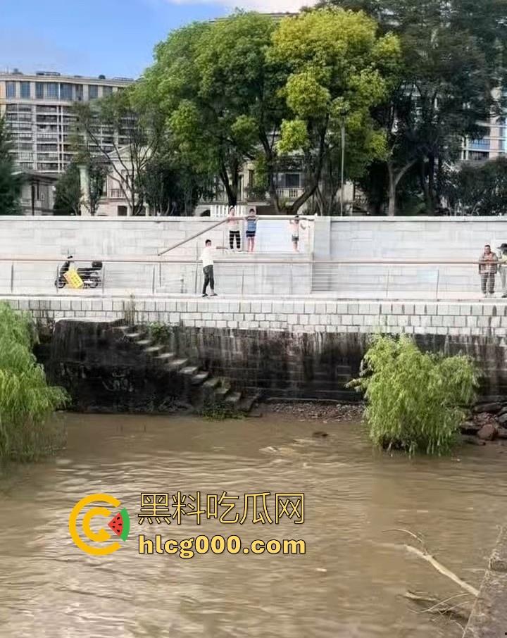 好悬啊！杭州闻堰突然大潮，小朋友在河边玩，未及时发觉被洪水冲走，还好及时抓住了树枝解救，险象环生！-3