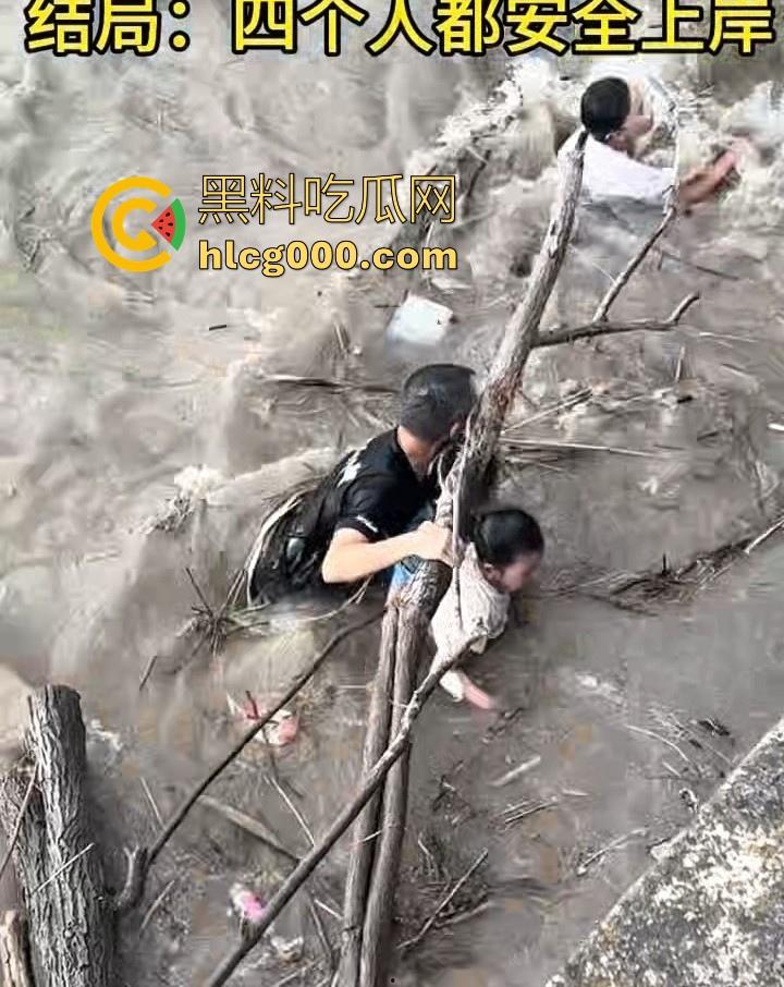 好悬啊！杭州闻堰突然大潮，小朋友在河边玩，未及时发觉被洪水冲走，还好及时抓住了树枝解救，险象环生！-4