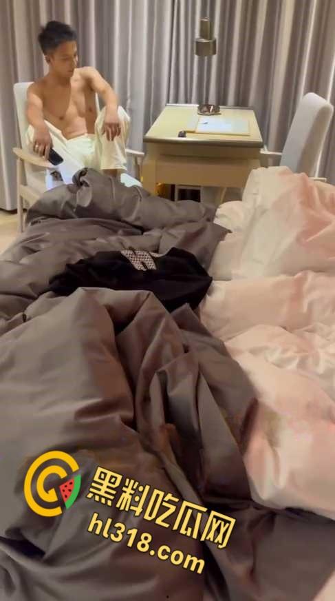 长沙小情侣开房遇第三者插足，失恋女醉酒敲开房门全裸上床，男主嘴角都快压不住了！-4