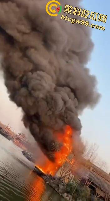 假戏成真，开封清明上河园表演节目《东京保卫战》炮位偏移引起大火，网友直呼票值了-7