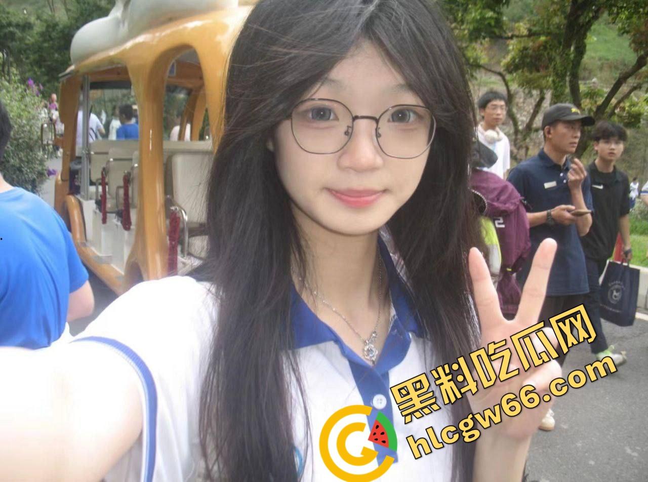 陕西宝鸡极品骚妹【冯宝】性感裙子裹嫩肉身材炸裂，奶大臀圆勾得鸡儿硬爆，真想扑上去强干到她腿软喷水！-4