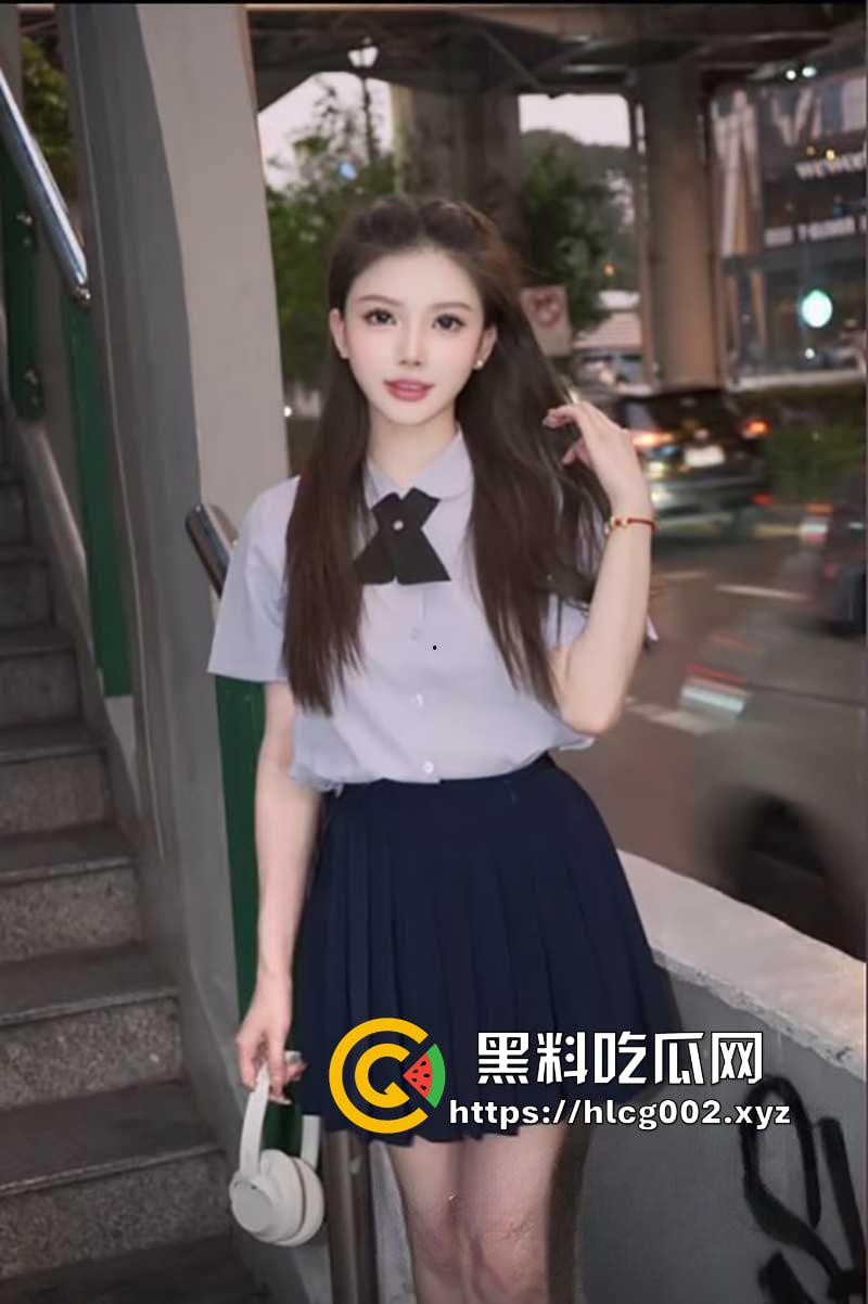 抖音35w粉网红【柏林鑫】直播跳舞露点 雪白的奶子整个露出来 大白兔白里透红 不过是老头的任务罢了-5