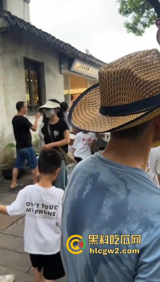 苏州外卖小哥与保安发生冲突 君子动口不动手，全程开喷 吃瓜群众越看越来劲，围观人越多矛盾越升级！-5