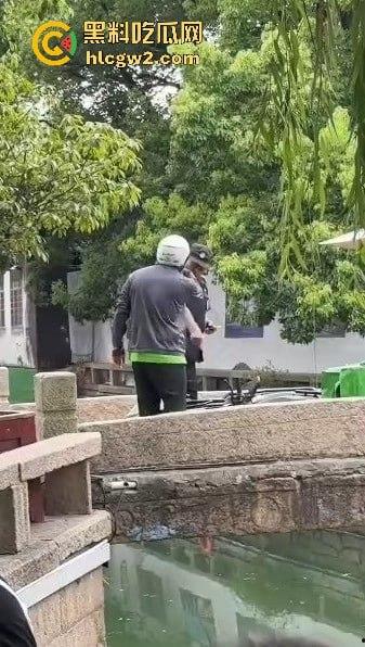 苏州外卖小哥与保安发生冲突 君子动口不动手，全程开喷 吃瓜群众越看越来劲，围观人越多矛盾越升级！-7