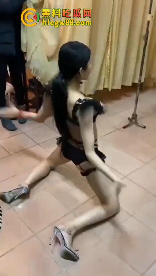 大哥葬礼最后蹦一次？唢呐吹丧比基尼热舞，酒吧风俗直接搬上灵堂，见棺发财诛邪退散！-1