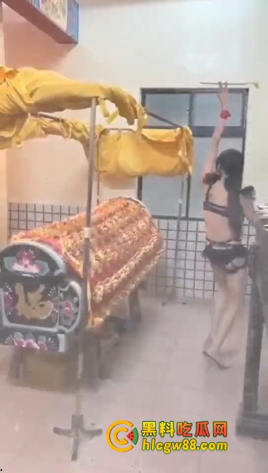 大哥葬礼最后蹦一次？唢呐吹丧比基尼热舞，酒吧风俗直接搬上灵堂，见棺发财诛邪退散！-6