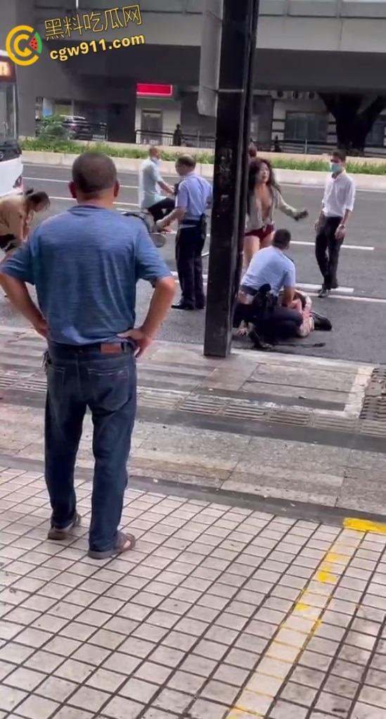 女人打架街头冲突，头发扯下现场惊人，两名警察介入劝阻仍不管用，直接将疯癫女子手铐绑住 !-2