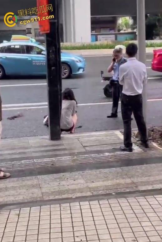 女人打架街头冲突，头发扯下现场惊人，两名警察介入劝阻仍不管用，直接将疯癫女子手铐绑住 !-6