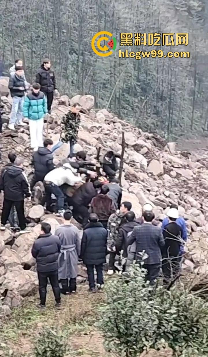 四川宜宾筠连县突发山体滑坡 多间民房瞬间被吞噬 人员被埋 官兵火速展开紧急救援！-6