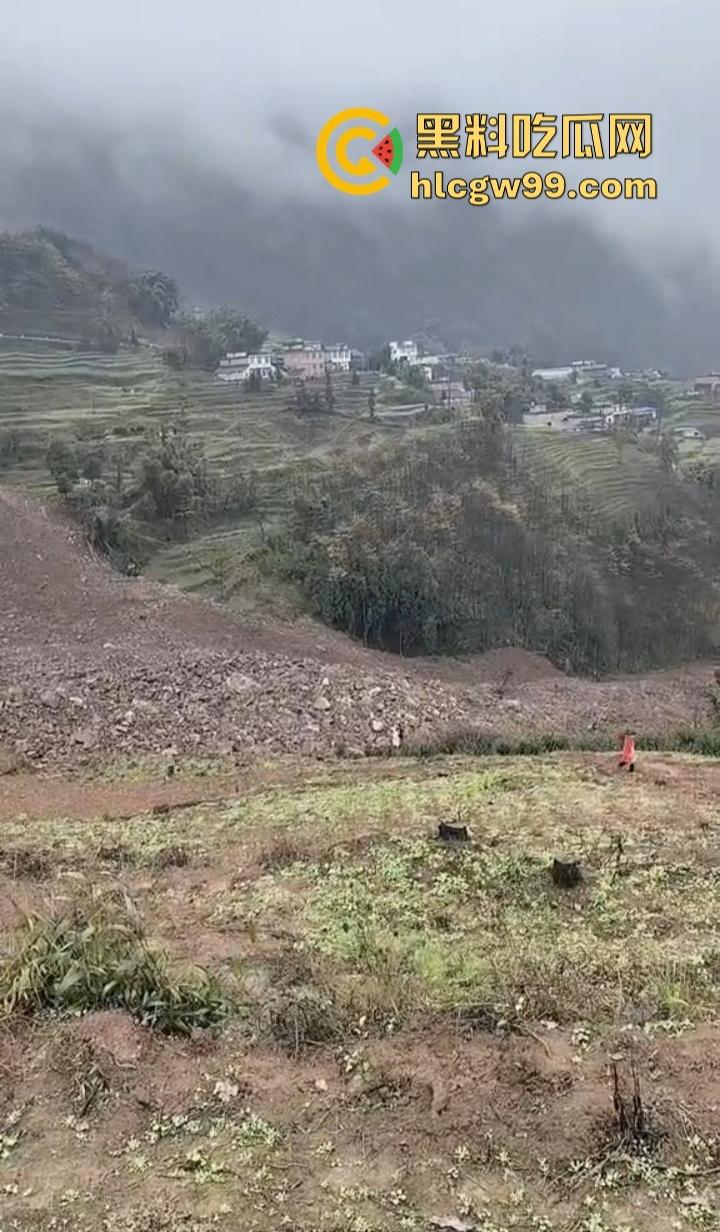 四川宜宾筠连县突发山体滑坡 多间民房瞬间被吞噬 人员被埋 官兵火速展开紧急救援！-8