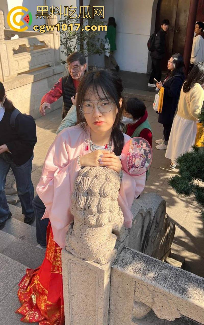 含屌玩手机还不够，还得边干边用跳蛋狂震嫩穴！长沙科技学院骚逼母狗【蒋恩彤】性爱表演曝光，鉴定骚货一枚！-1