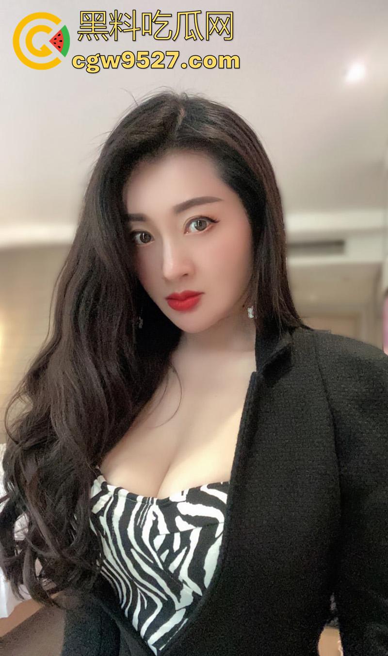 同城完美身材尤物人妻,身材高挑巨乳肥臀,美腿修长极致诱人,背着老公穿各式丝袜自拍勾引,太诱惑了!-1