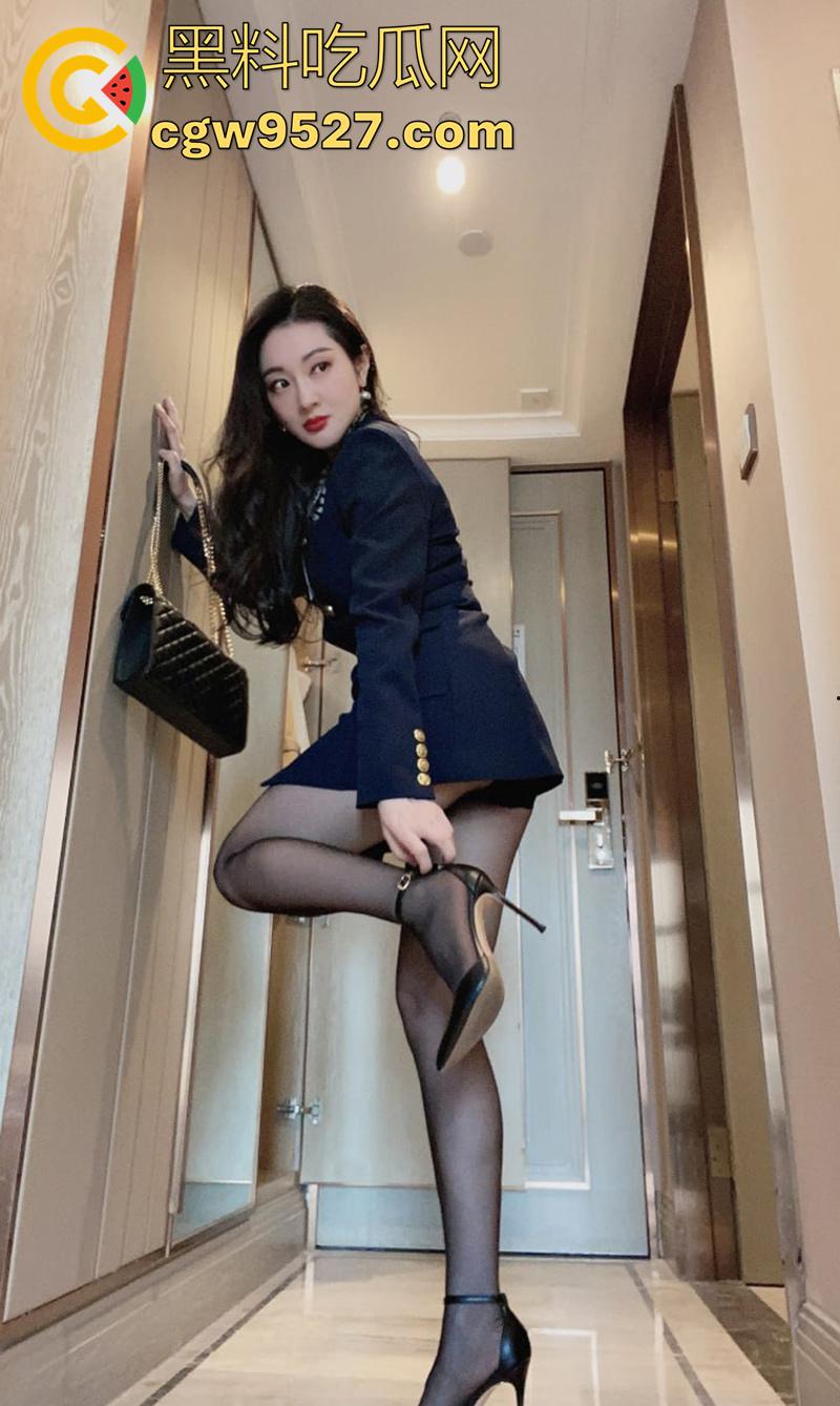 同城完美身材尤物人妻,身材高挑巨乳肥臀,美腿修长极致诱人,背着老公穿各式丝袜自拍勾引,太诱惑了!-3