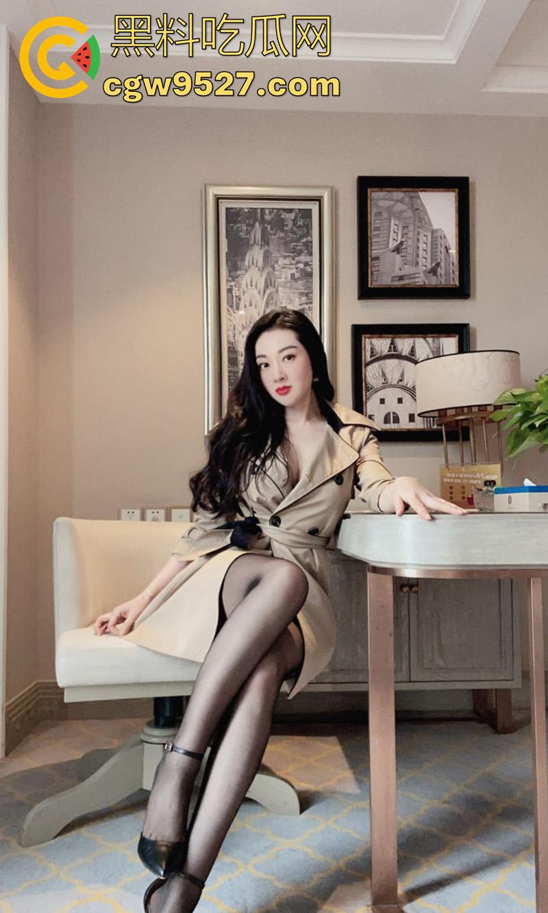 同城完美身材尤物人妻,身材高挑巨乳肥臀,美腿修长极致诱人,背着老公穿各式丝袜自拍勾引,太诱惑了!-12