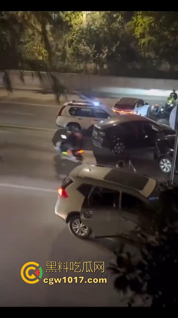 江苏徐州鬼火少年大战交通警察，深夜埋伏公路拦截，又打又逃像是gta5一样，可惜了这么多精神小伙没了战马！-1