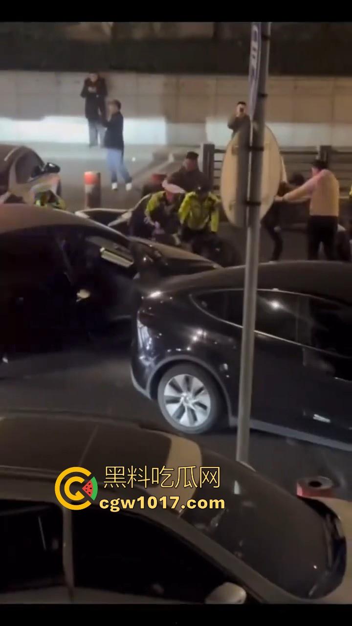 江苏徐州鬼火少年大战交通警察，深夜埋伏公路拦截，又打又逃像是gta5一样，可惜了这么多精神小伙没了战马！-4