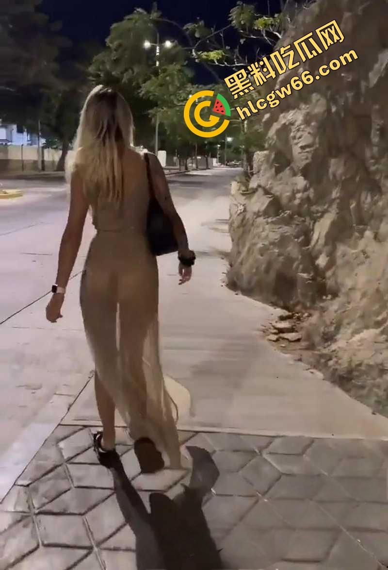 OF网红【索菲亚】NTR震撼新作,真空上门被粉丝爆操,绿帽老公旁观撸管我老婆就是为大家服务的!-2