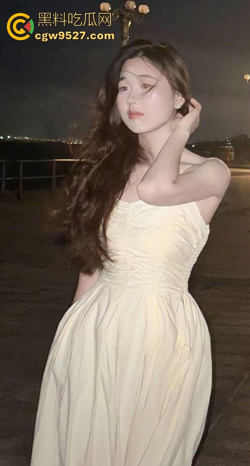 广西科技大学【杨惠麟】跟男友裸聊自慰视频流出，大胆展示极品大奶，揉胸挑逗，画面极其诱人！-2