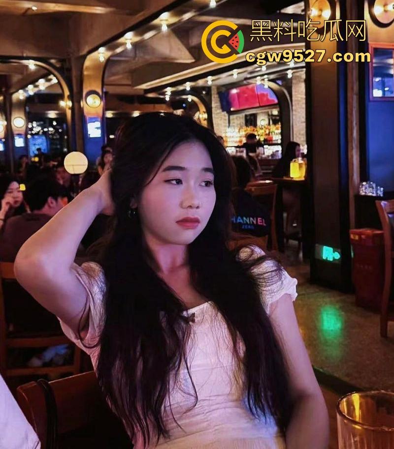 广西科技大学【杨惠麟】跟男友裸聊自慰视频流出，大胆展示极品大奶，揉胸挑逗，画面极其诱人！-3