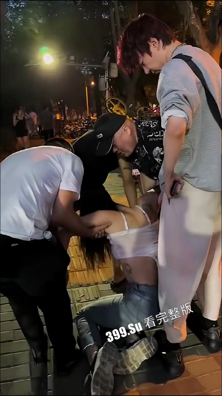 喝醉的小仙女 倒头就睡  但为什么喝完酒的女孩子裤子大都不见了？自己脱的？ （五）-6