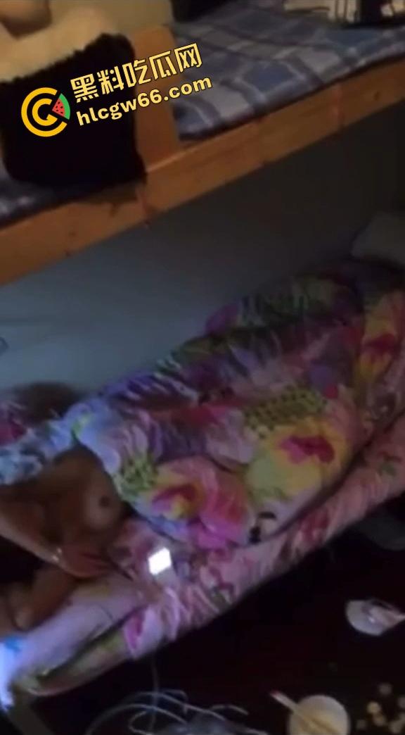 厂妹宿舍激情自调奶，宿舍里光着身子被揉奶，按摩一边动手一边被拍，日子过得也够滋润！-4