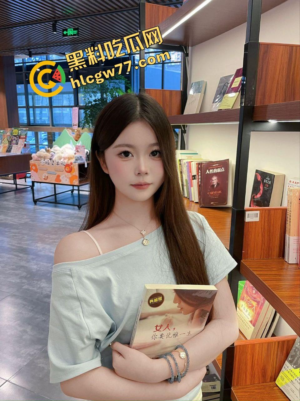 青岛职场【霞姐】清爽短发女领导露脸被操曝光,JK制服渔网骚穴湿到爆,男友小鸡巴根本操不爽!-2