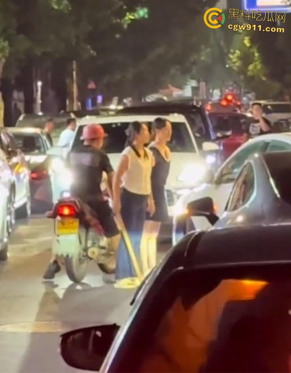 广东肇庆冯云小学附近捉小三现场大曝光，妻子怒火中烧堵截奸夫淫妇，停车场围堵拉扯惊心动魄!-2