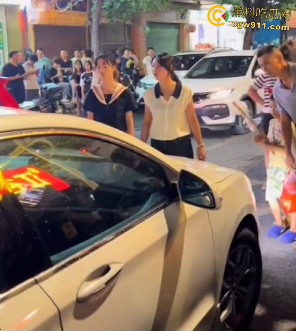 广东肇庆冯云小学附近捉小三现场大曝光，妻子怒火中烧堵截奸夫淫妇，停车场围堵拉扯惊心动魄!-6
