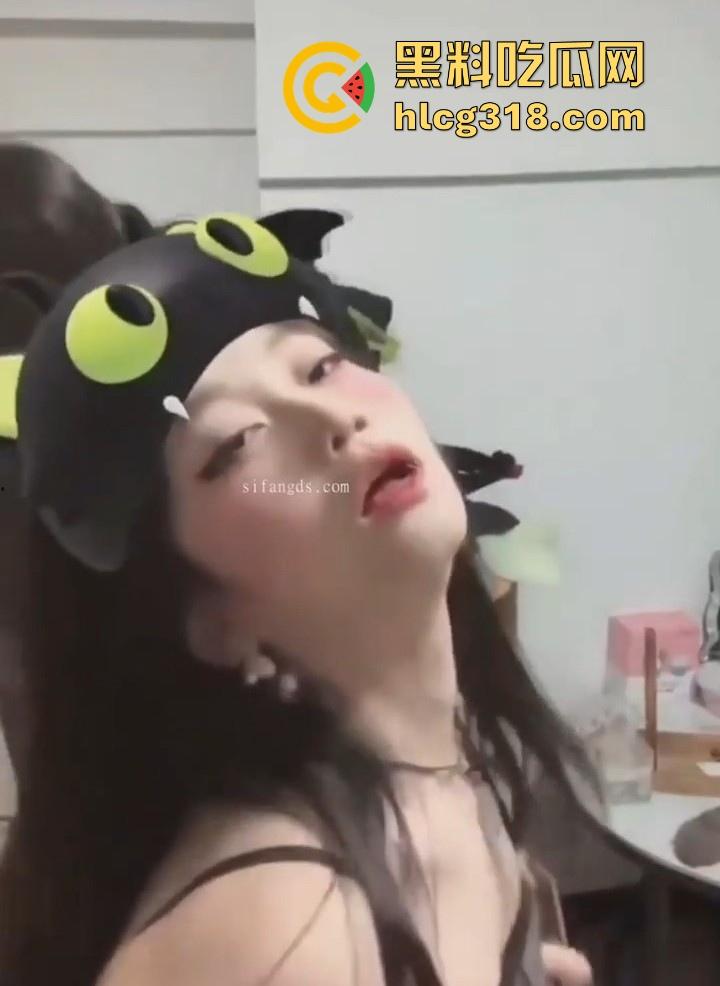 湖南学院舞蹈学姐【梁雯雯】 脸穴同框裸舞自慰,极品身材性感舞蹈,扭起来简直就是淫魔附体!-3