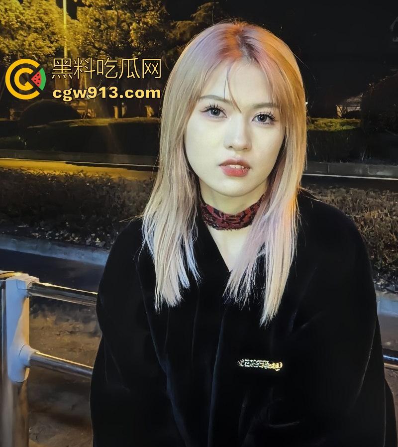 广东工商学院【沈宇希】约炮视频曝光,性感学姐被按在胯下疯狂抽插,插得直反白眼,淫水直流还不满足!-7