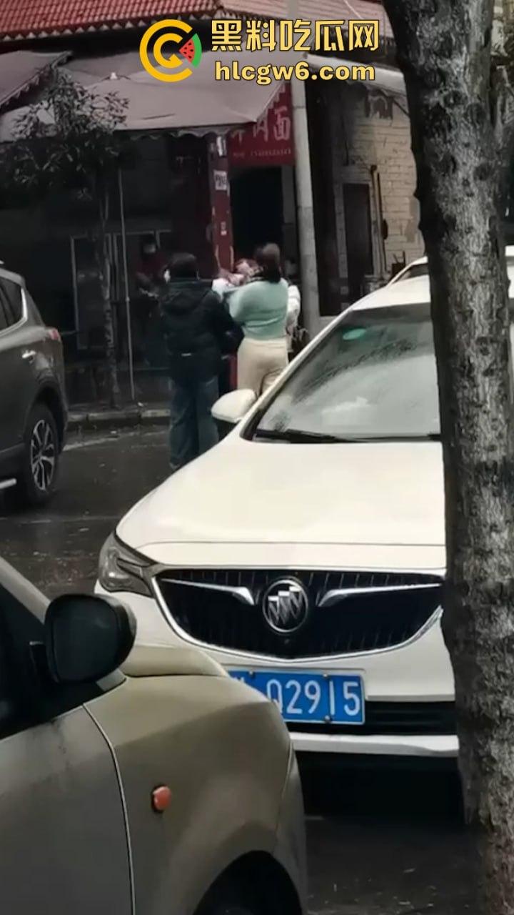 四川乐山电信营业员【贾璐云】做三被原配当街围堵 遭其闺蜜团撕逼暴打 被扒得只剩俩大奶晃荡-2