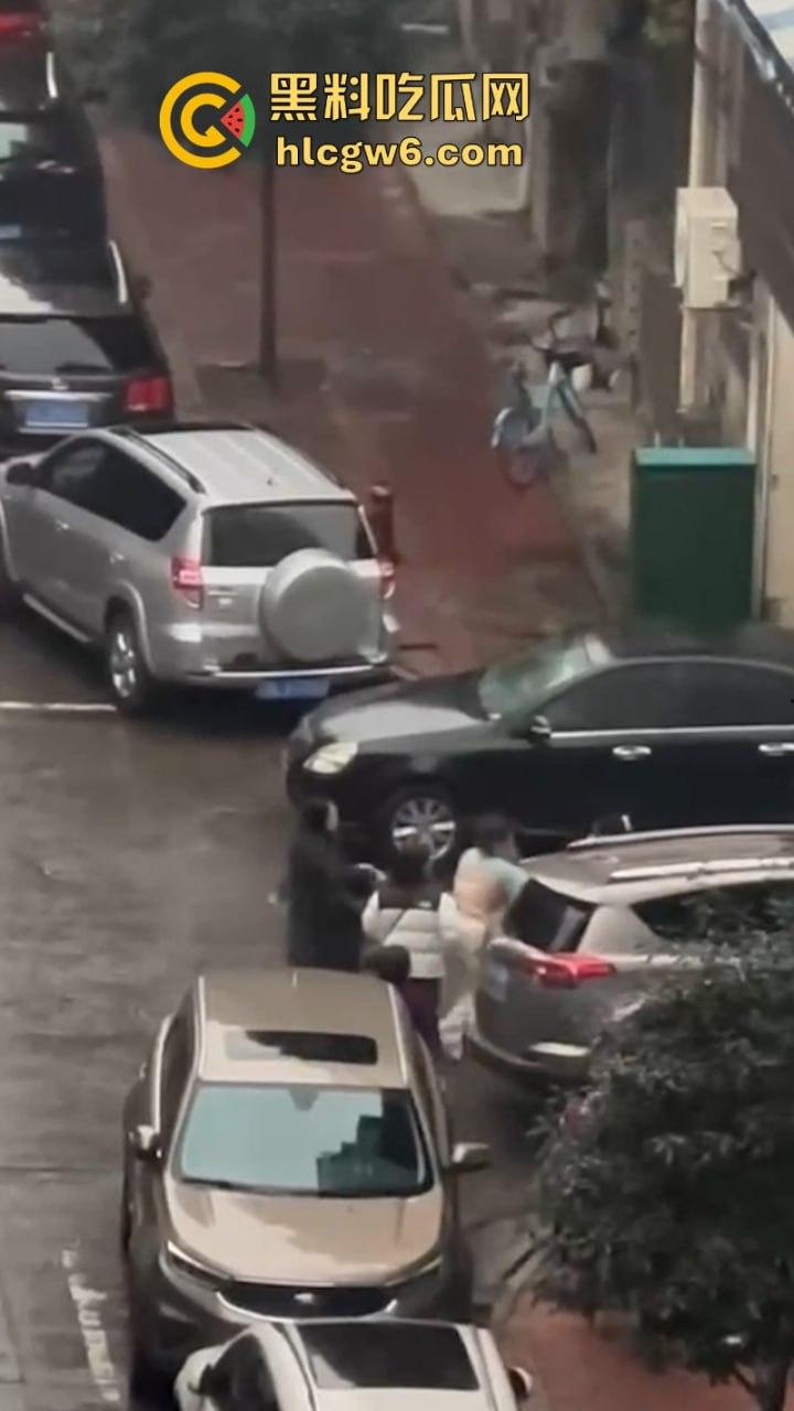 四川乐山电信营业员【贾璐云】做三被原配当街围堵 遭其闺蜜团撕逼暴打 被扒得只剩俩大奶晃荡-6