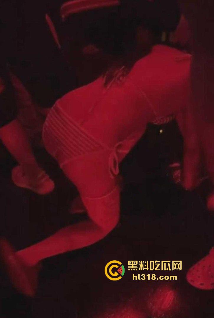 主人的任务调教!为得到主人的奖励,双马尾小萝莉身穿比基尼在酒吧跪地爬行,事后主人自慰水晶棒满足!-3