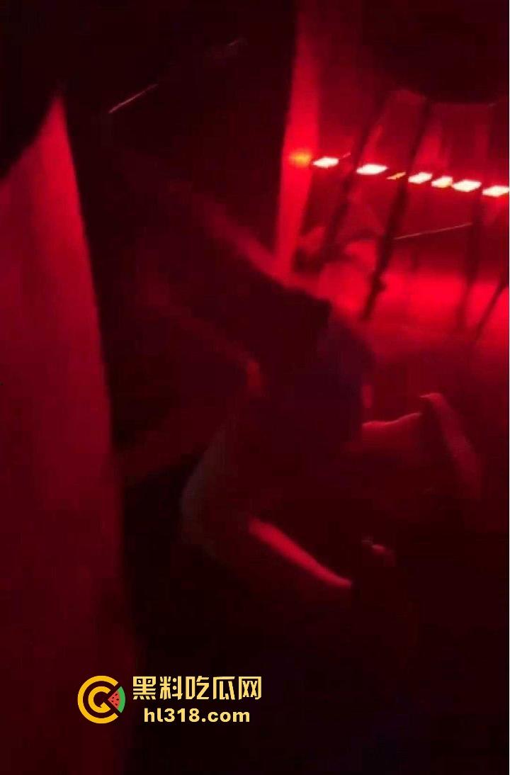 主人的任务调教!为得到主人的奖励,双马尾小萝莉身穿比基尼在酒吧跪地爬行,事后主人自慰水晶棒满足!-4