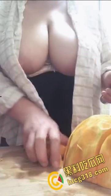 巨乳少妇衬衣半裸直播 ，厨房视频教学做饭 ，削南瓜时双乳呼之欲出， 奶头若隐若现撩逗人心 !-6