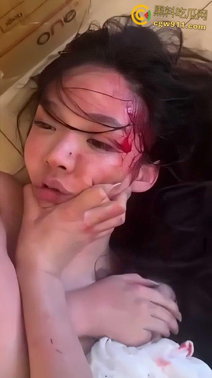 柬埔寨西港捉奸现场曝光,中国籍美女勾引人家老公,被原配带人一顿暴揍,脸都给打花了 !-4