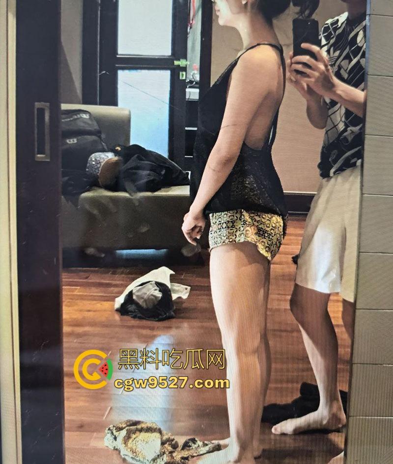 广东极品富婆包养壮年小伙，野外露出3P，多体位伺候花样玩法，性感身材撩翻全网，这富婆玩得真花！-2