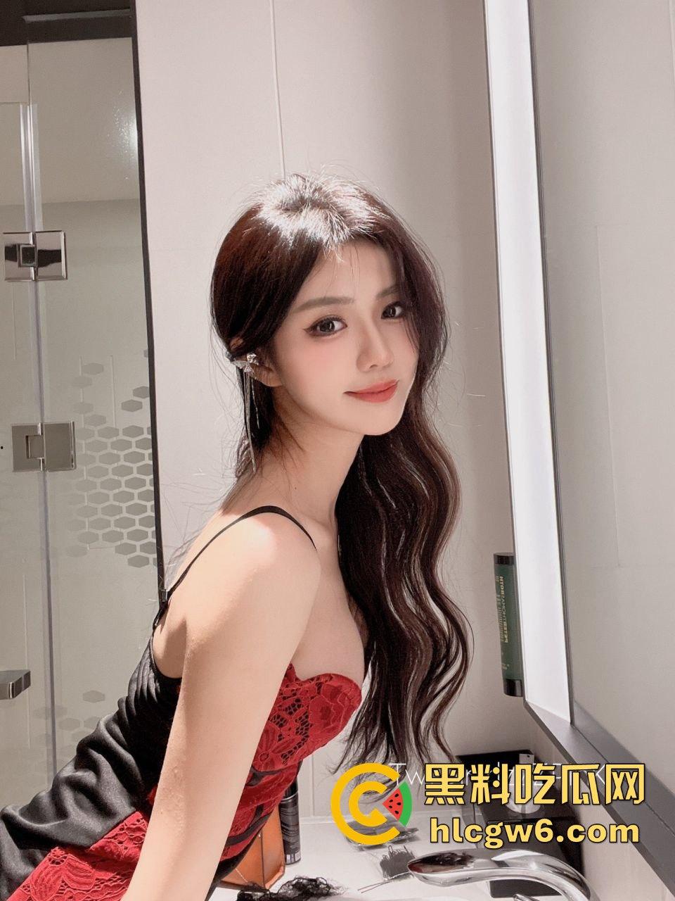 推特颜值爆表福利姬【GirrlzzZ3】伪名媛玩成天生母狗圣体，九头身御姐姿势全开，被猛操嫩穴无套内射！-5