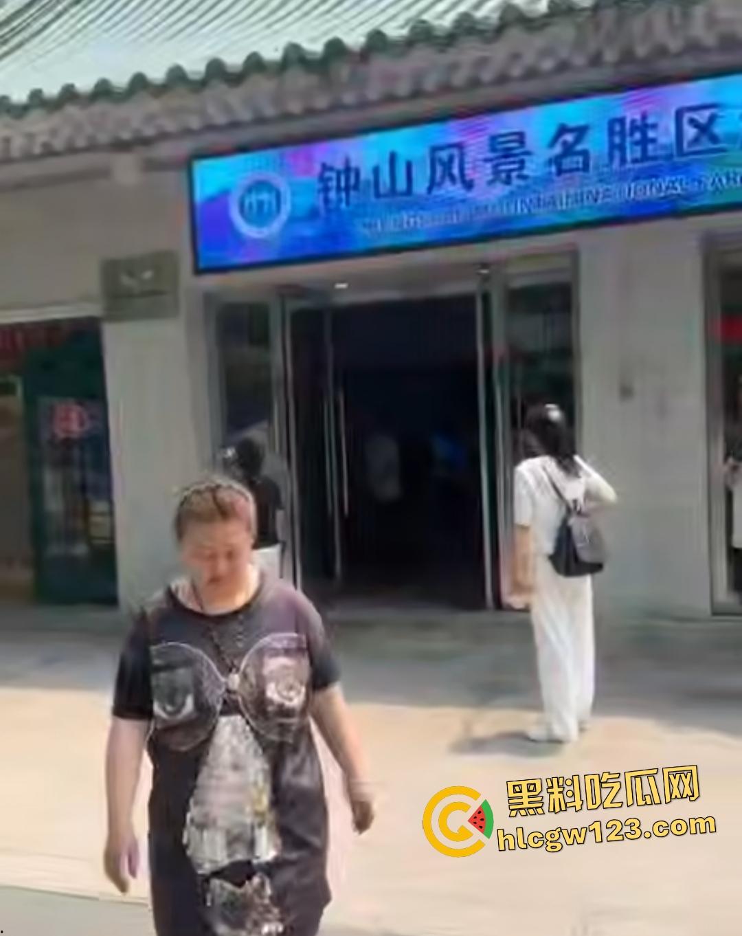 钟山景区“公主病”闹剧！女子携老公电动车硬闯禁区，保安被逼当众道歉！-3