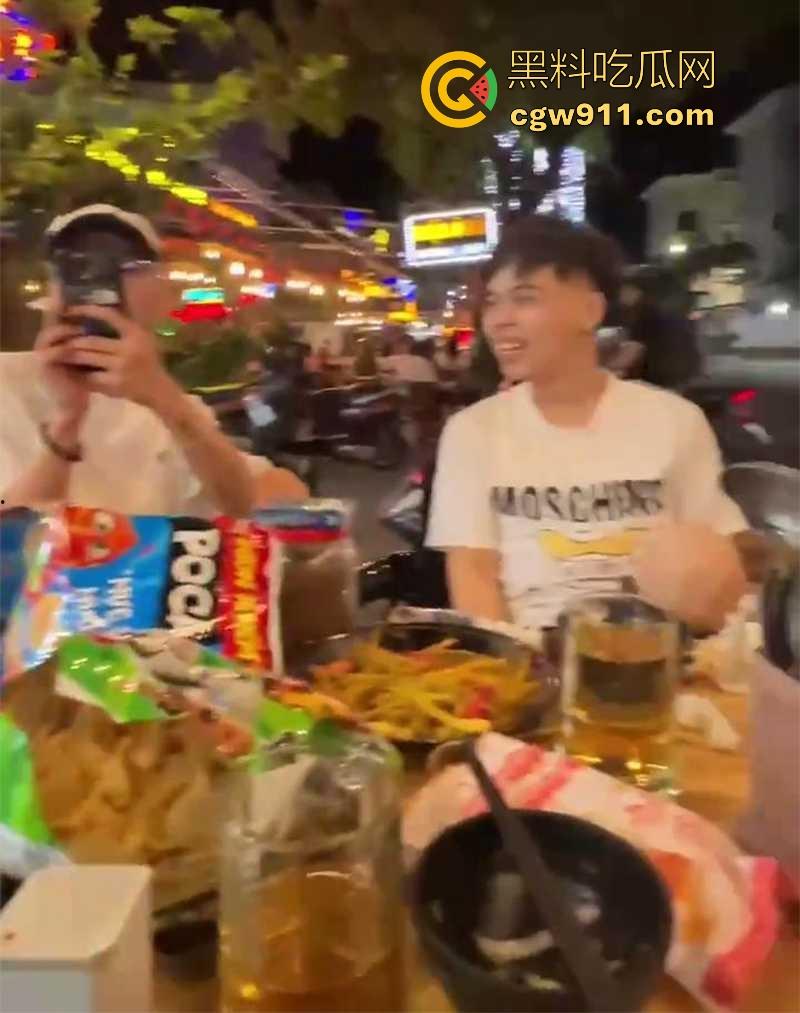 越南岘港街头，深夜惊现野战男女，金发女子大胆尝试当街跪舔黄毛大屌，连撸带吸玩深喉，真会玩 ！-1