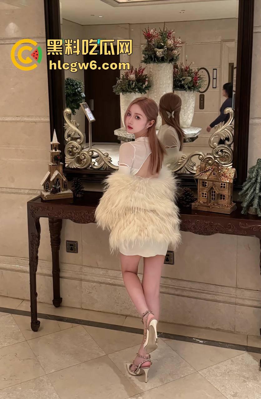 秦皇岛反差眼镜学妹【楚婉清】雅照疯传，摘下眼镜直接解开封印，狗链栓脖满地爬，宿舍窗帘前大玩自慰！-10