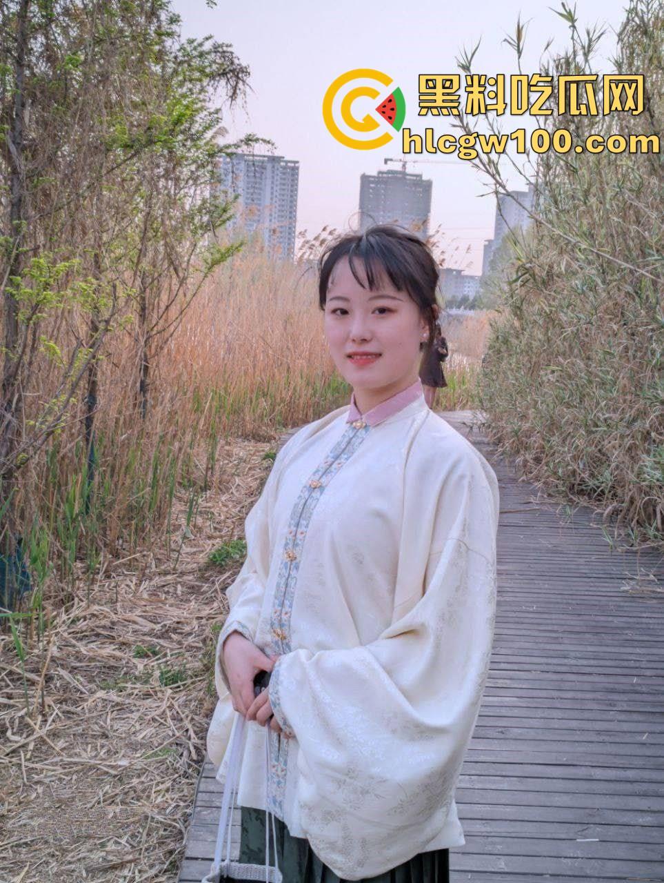 绿帽情节的老公投稿自己的反差骚逼老婆，从18到28从懵懂少女变淫荡人妻细数恩爱十年-22