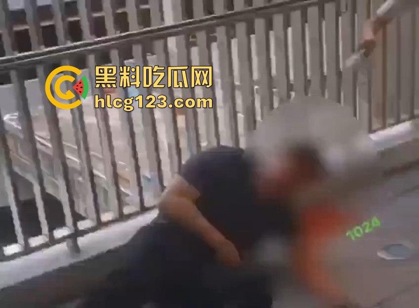 家长进校门与保安爆发冲突，叉杆怒砸头！深圳学校保安情绪失控惹大祸！-7