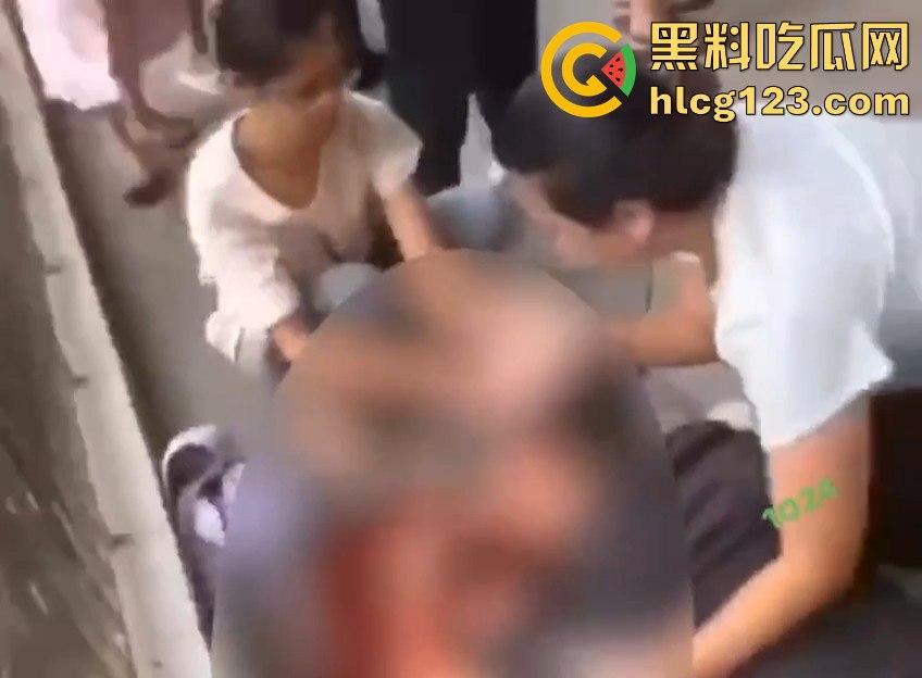 家长进校门与保安爆发冲突，叉杆怒砸头！深圳学校保安情绪失控惹大祸！-11